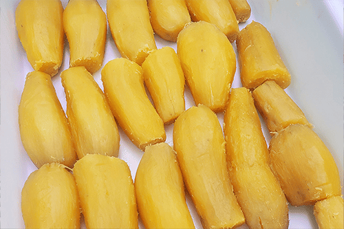 皮をむいたさつまいも